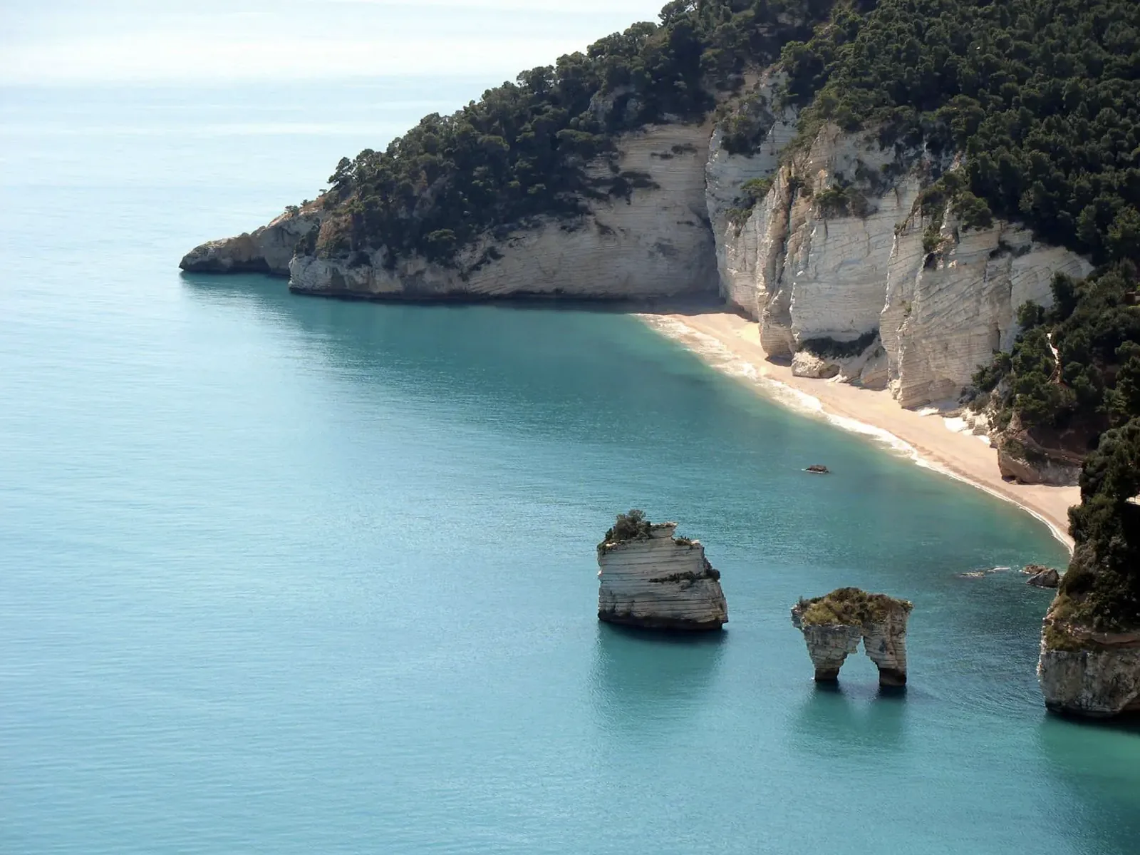 I faraglioni della Baia delle Zagare nel Gargano