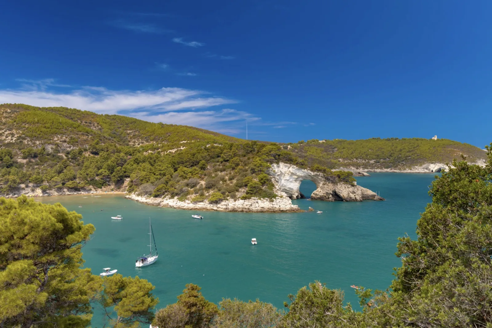 Una baia del Gargano con barche a vela