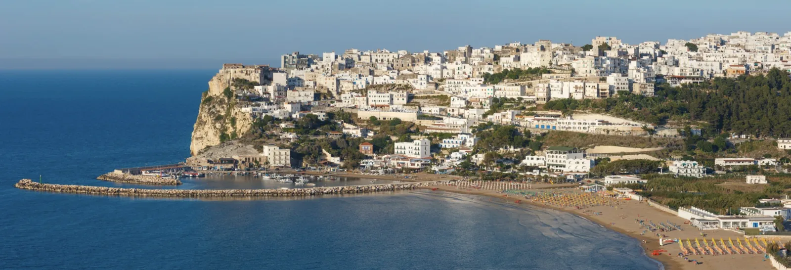Un borgo del Gargano affacciato sul mare